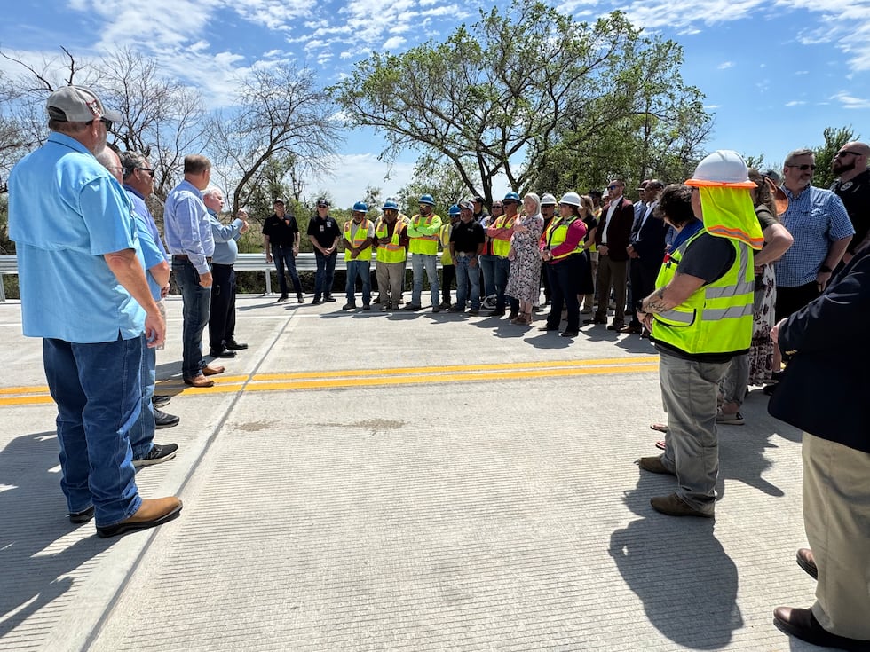 Robinson inaugura el puente de Greig Drive y pone la mira en reparar baches y mejorar calles