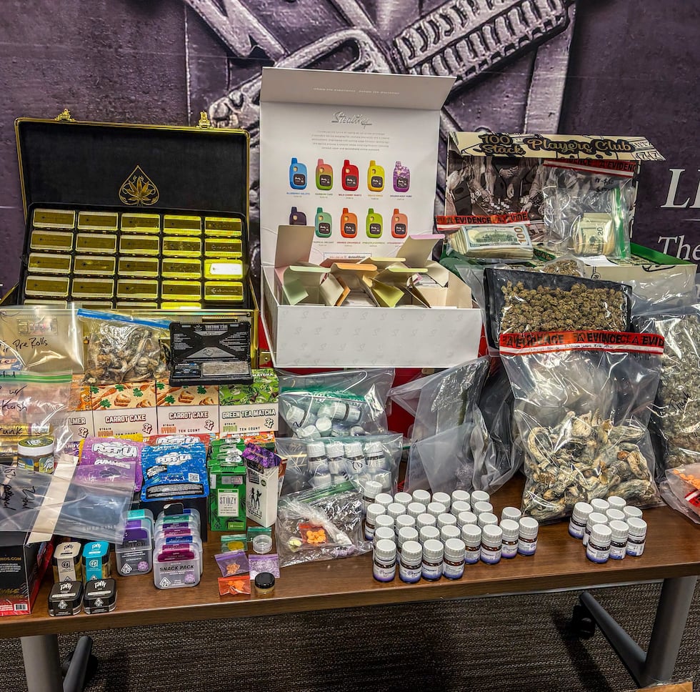 La unidad K-9 de la policía de College Station encuentra un numero masivo de drogas en una...
