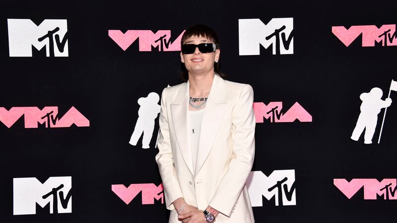 El cantante mexicano Peso Pluma llega a la entrega de los Premios MTV a Videos Musicales en el...