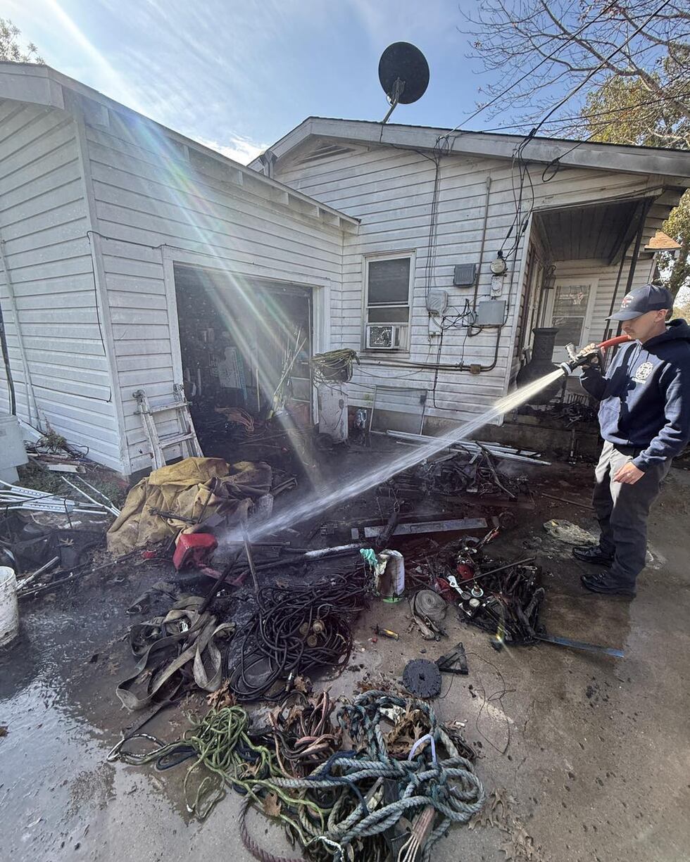 El Departamento de Bomberos de Robinson responde a un incendio en una entrada de vehículos en...