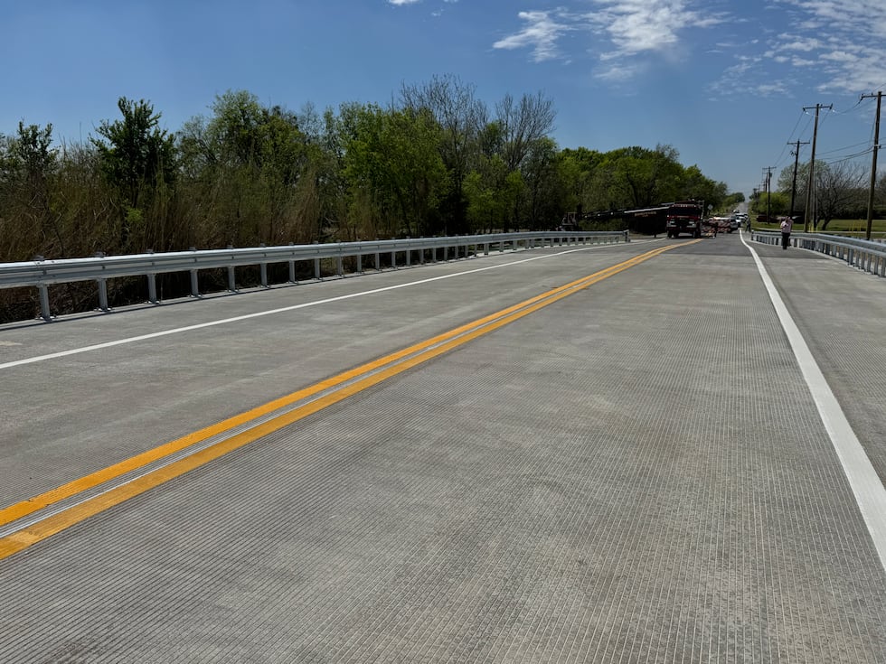 Robinson inaugura el puente de Greig Drive y pone la mira en reparar baches y mejorar calles