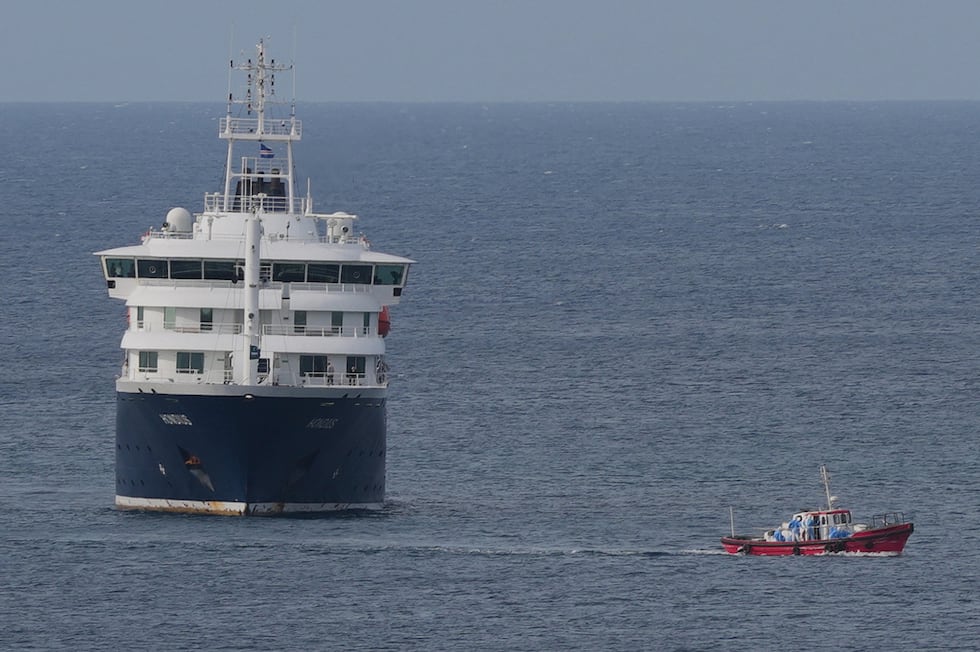 El crucero MV Hondius anclado en un puerto de Praia, Cabo Verde, el 6 de mayo de 2026. (Foto...