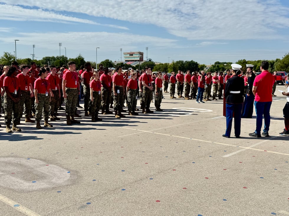 El MCJROTC de la preparatoria Midway conmemora el 25 aniversario del 11 de septiembre con...