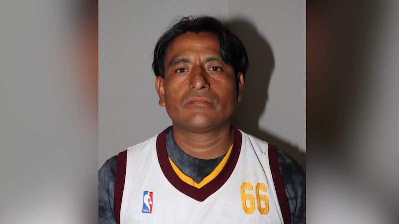 Las autoridades afirman que Sergio Galves Pérez, de 38 años, es buscado por varios delitos,...