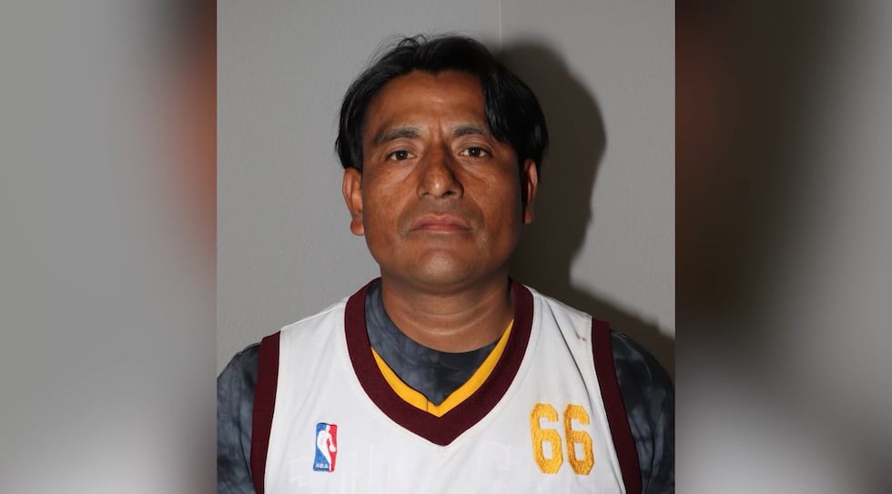 Las autoridades afirman que Sergio Galves Pérez, de 38 años, es buscado por varios delitos,...