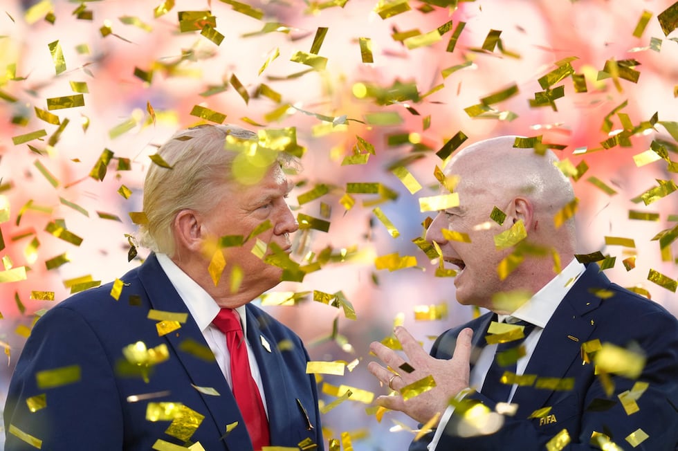 El presidente estadounidense Donald Trumpo y el presidente de la FIFA Gianni Infantino bajo...