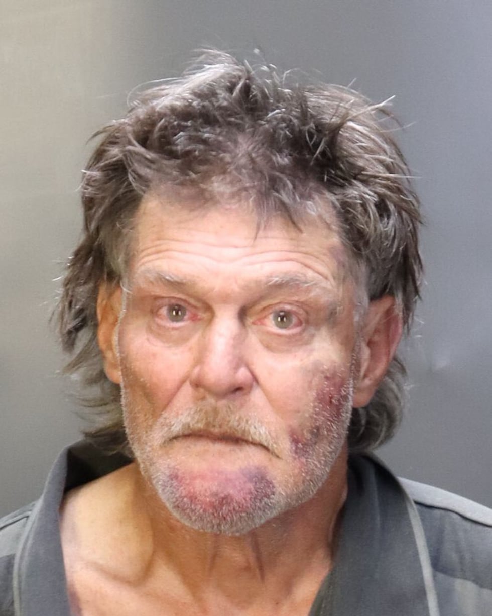 Douglas Lawson fue arrestado por cuatro cargos de agresión agravada con un arma mortal, un...
