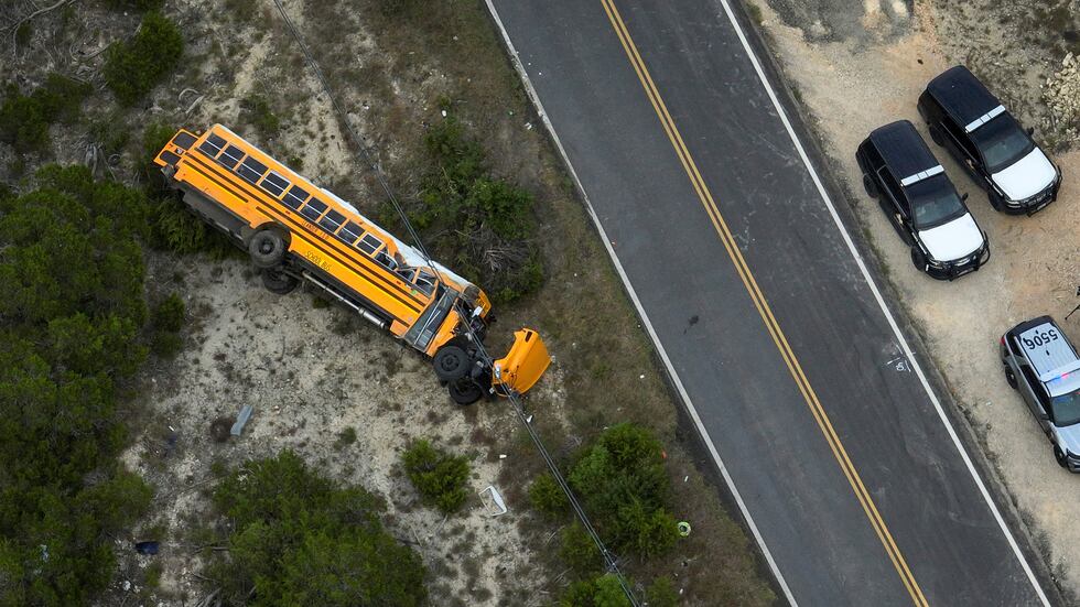 La policía acude al lugar tras el vuelco de un autobús escolar del Distrito Escolar...