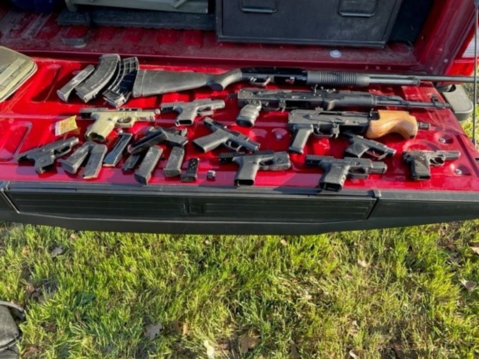 Los agentes localizaron una caja fuerte grande y encontraron once armas de fuego, que iban...
