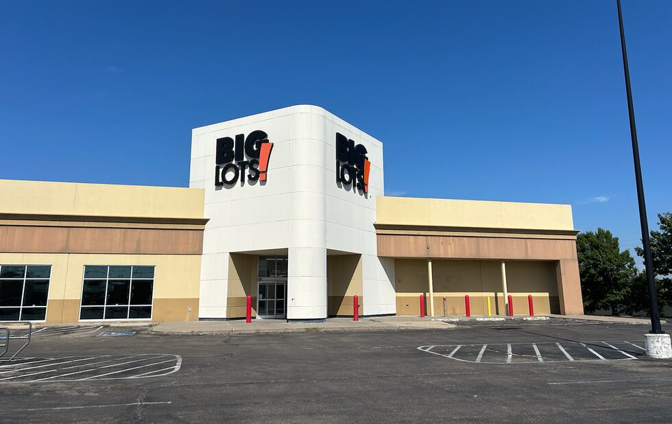 Un cliente de Powell, acaba de comprar el edificio y le comentó sobre rentar el espacio,...