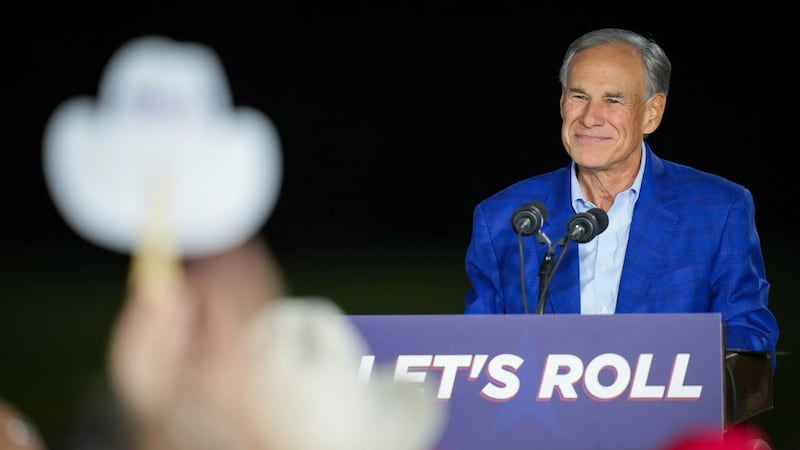 El gobernador Greg Abbott sonríe mientras la gente le vitorea tras anunciar su intención de...