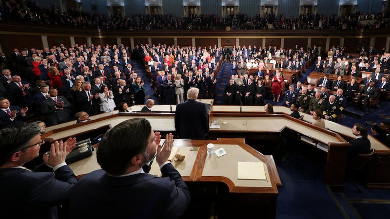 Miembros del Congreso ofrecen una ovación en pie durante el discurso sobre el Estado de la...