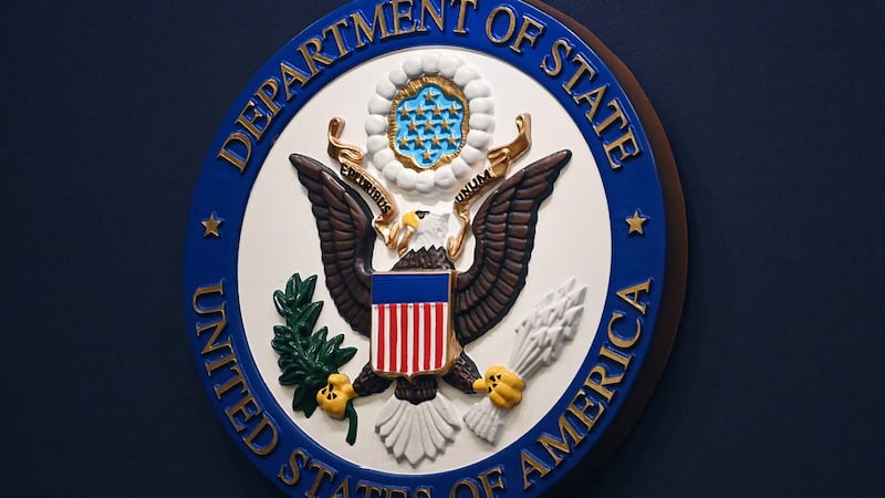 ARCHIVO - El escudo del Departamento de Estado de EEUU en el atril de la sala de prensa del...