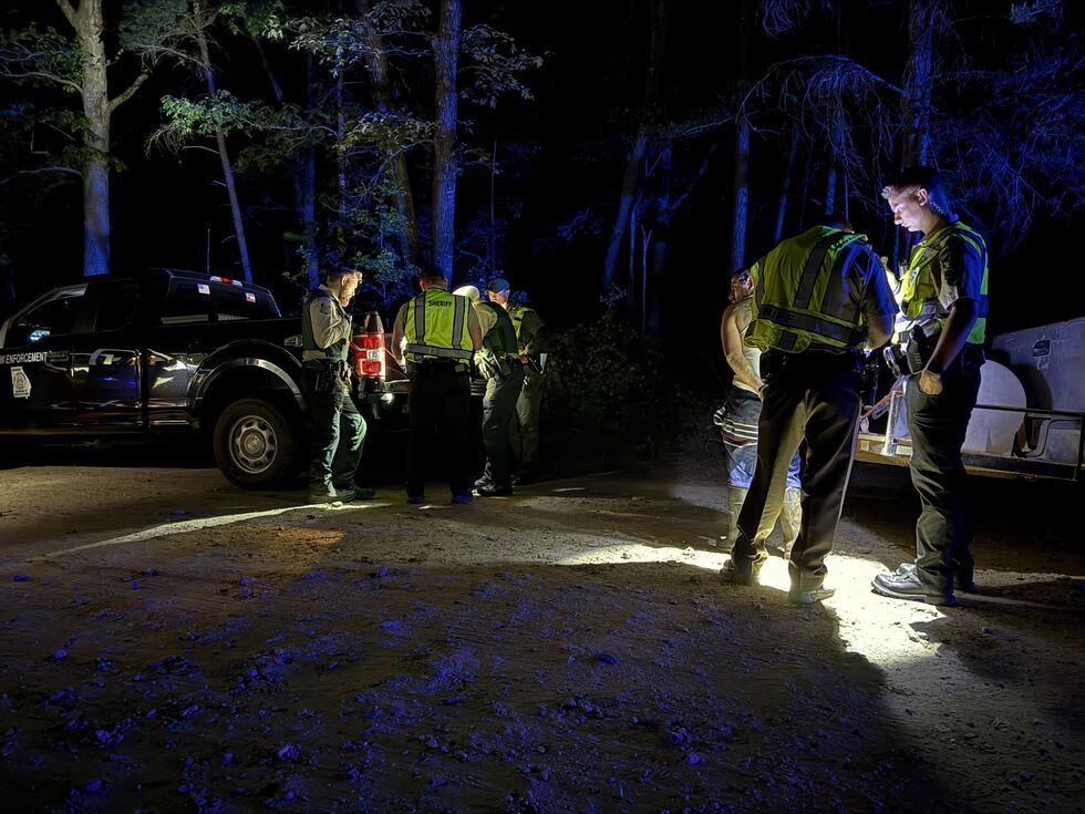 Arrestan a 25 inmigrantes durante operativo en zona boscosa de Georgia.