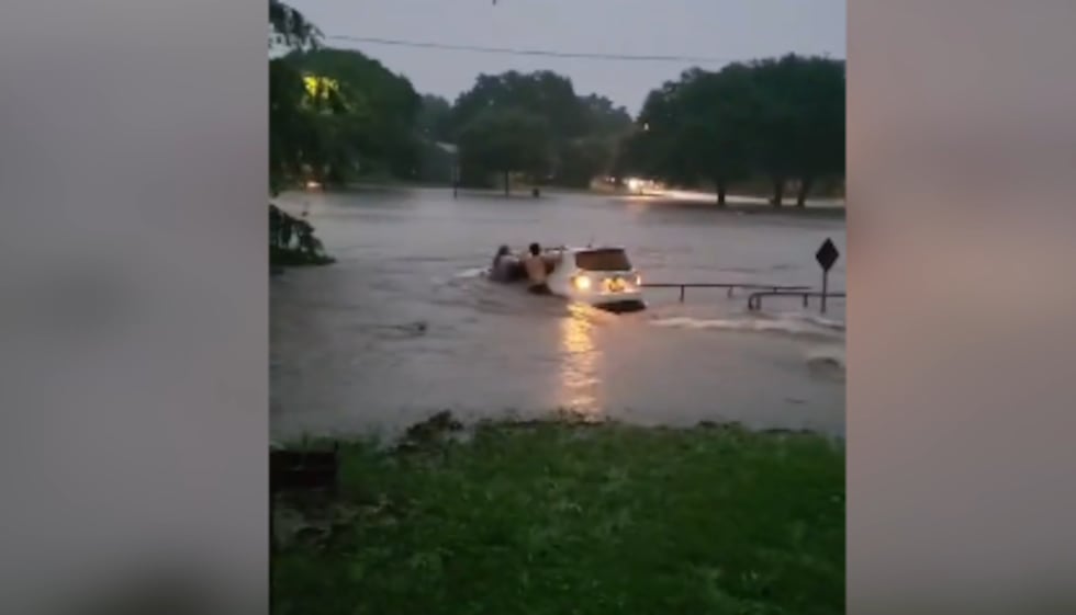 Un hombre de Waco rescate a mujer de un vehículo después de ser arrastrada por las aguas...