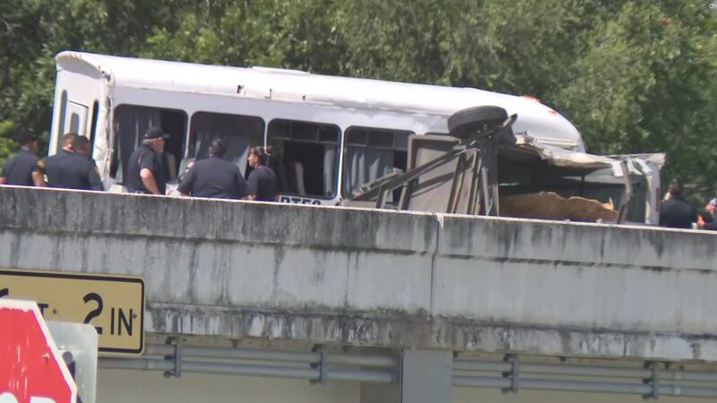 Policía: Cuatro muertos en un accidente en San Antonio en el que se vieron implicados un...