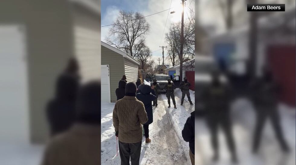 Una niña pequeña de Minnesota fue detenida por el ICE junto con su padre y trasladada en avión...