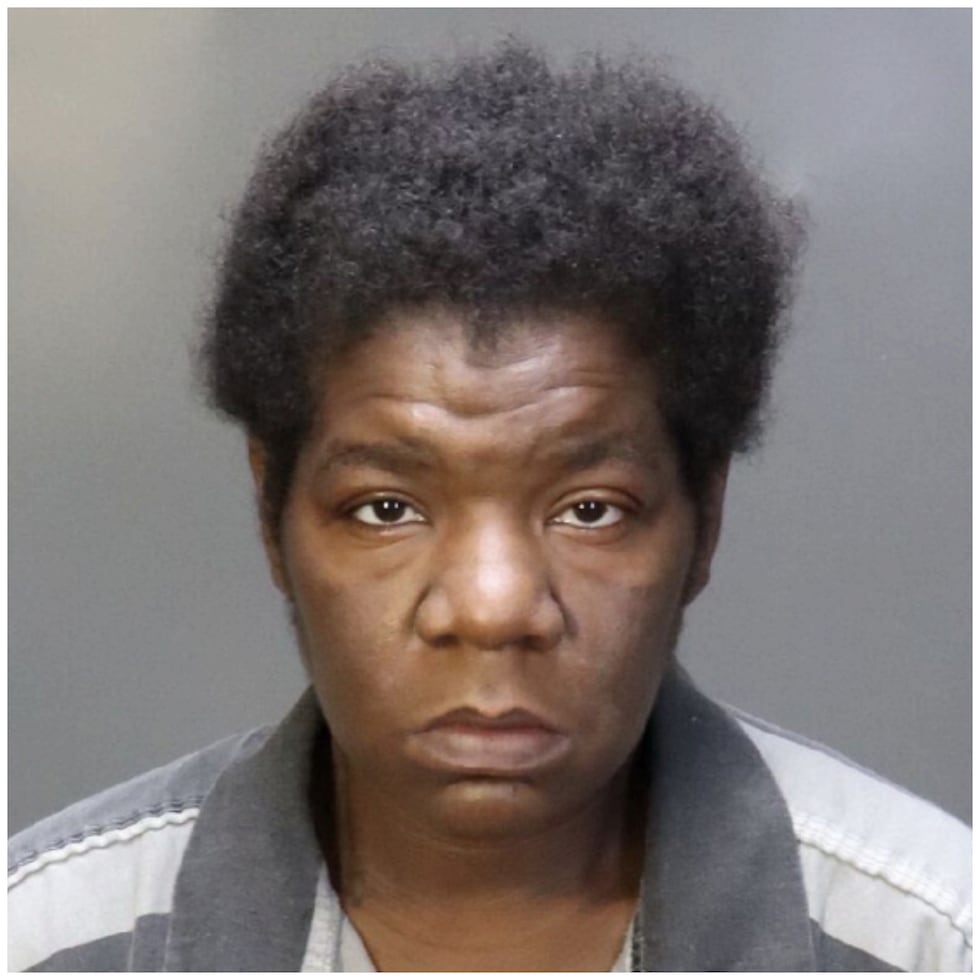 Una mujer de Waco es detenido después de que su hijo se aferró a un vehículo en movimiento...