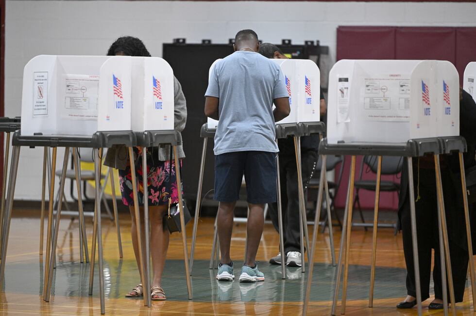Varias personas emiten su voto en el Centro Comunitario de Upper Marlboro el martes 23 de...