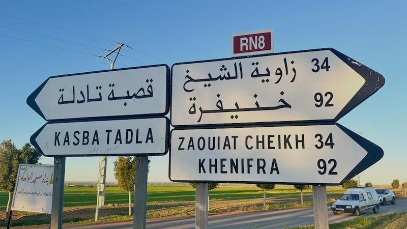 Un cartel en la carretera señala la dirección a Khenifra, Marruecos, el martes 17 de febrero...