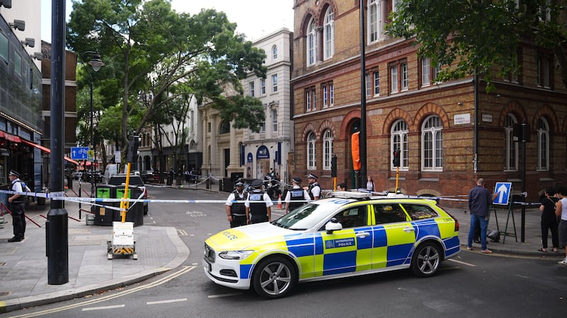 Policía acuden a Endell Street, en Covent Garden, donde cuatro hombres fueron apuñalados, en...