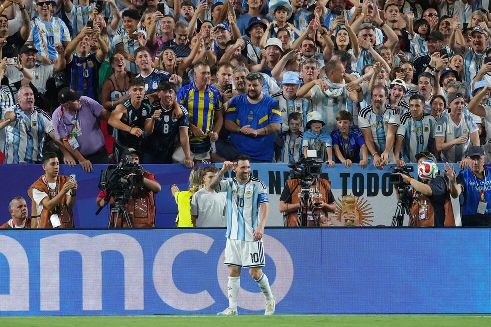 Lionel Messi, de la selección de Argentina, festeja tras anotar su segundo gol ante Argelia,...