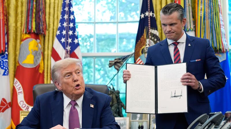 El presidente de EEUU, Donald Trump, habla mientras el secretario de Defensa, Pete Hegseth,...
