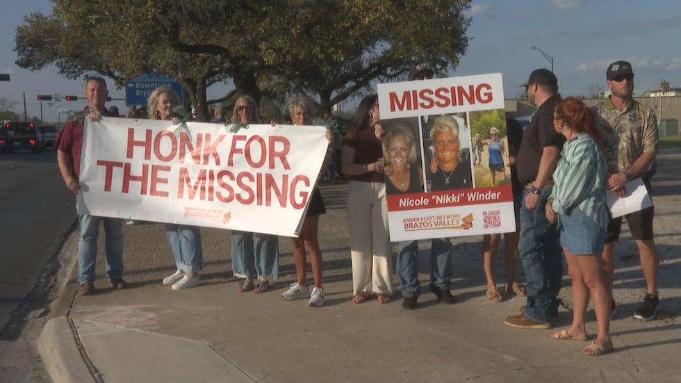 La comunidad se reúne para crear conciencia un mes después de la desaparición de una mujer