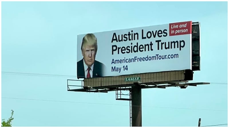 Valla publicitaria a lo largo de la I-35 que anuncia la parada programada de la gira de Trump...
