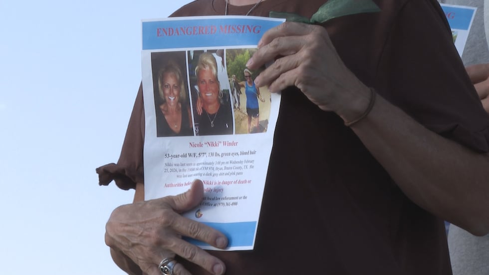 La comunidad se reúne para crear conciencia un mes después de la desaparición de una mujer