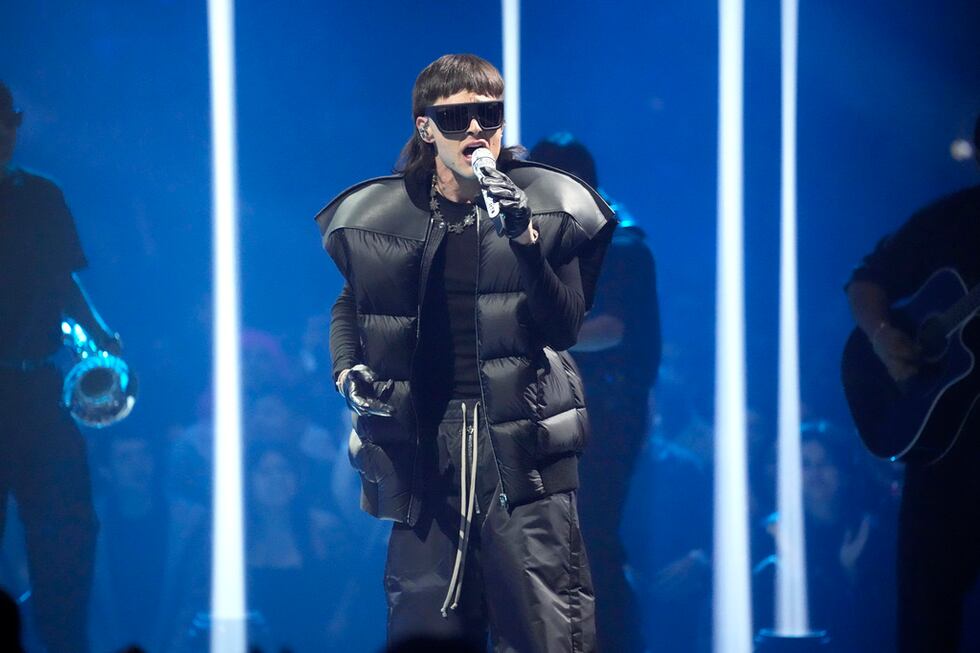 Peso Pluma actúa en los MTV Video Music Awards el martes 12 de septiembre de 2023 en el...