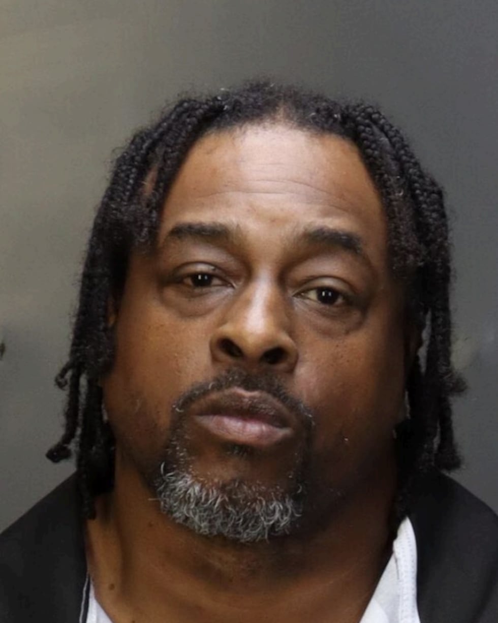 Hickman fue acusado de no reportar un delito grave. Ha salido bajo fianza de la cárcel.