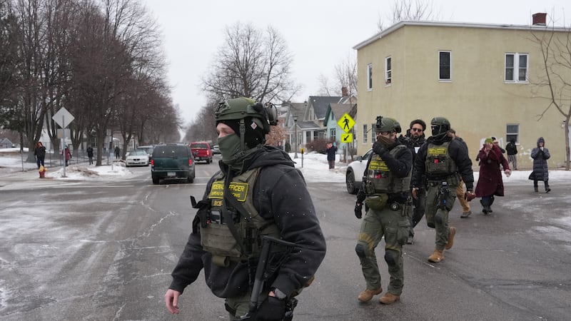 Agentes federales patrullan un barrio en St. Paul, Minnesota el viernes 16 de enero de 2026....