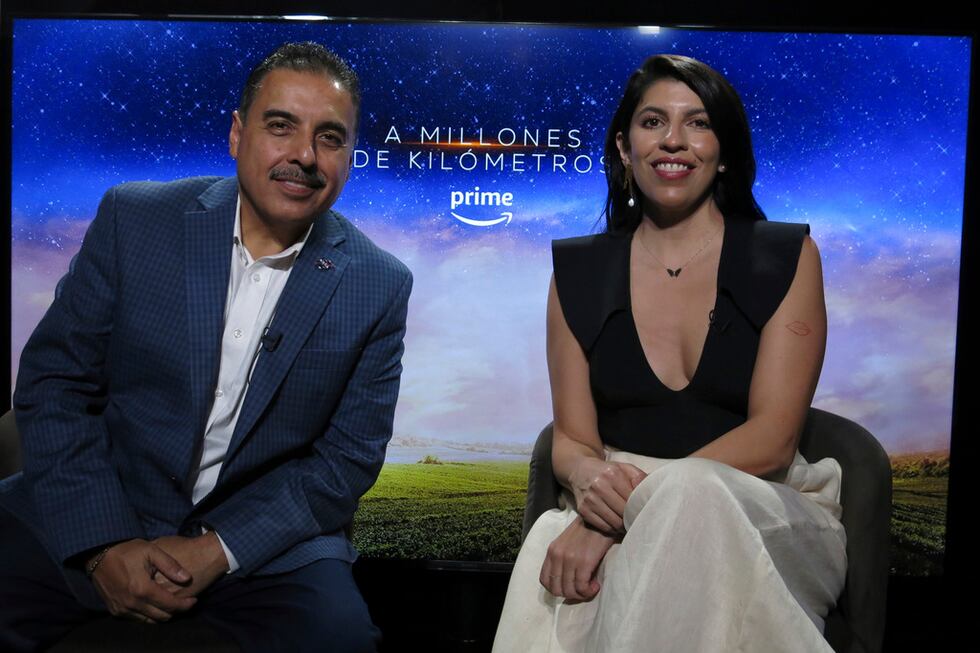 El astronauta estadounidense José Hernández, izquierda, y la directora mexicana Alejandra...