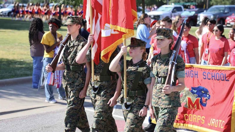 El programa MCJROTC de la preparatoria Midway es nombrado el número 1 a nivel nacional y...