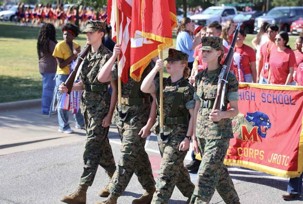 El programa MCJROTC de la preparatoria Midway es nombrado el número 1 a nivel nacional y...