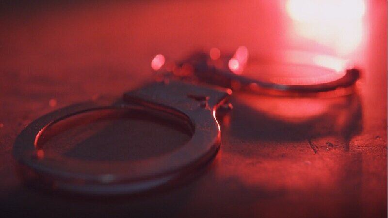 Cuando los oficiales llegaron a la escena, la policía dice que encontraron un bebé recién...