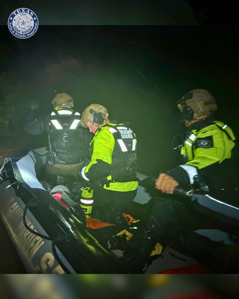 Los Guardas de Caza de Texas rescatan a tres personas de aguas de la crecida en el condado de...