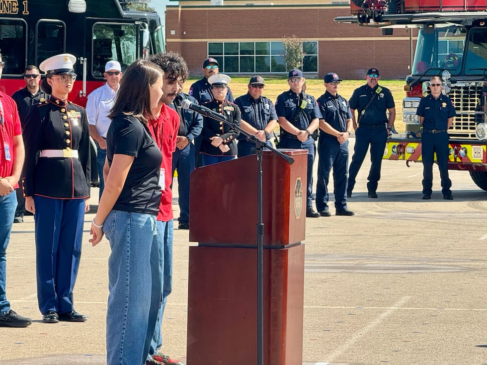 El MCJROTC de la preparatoria Midway conmemora el 25 aniversario del 11 de septiembre con...