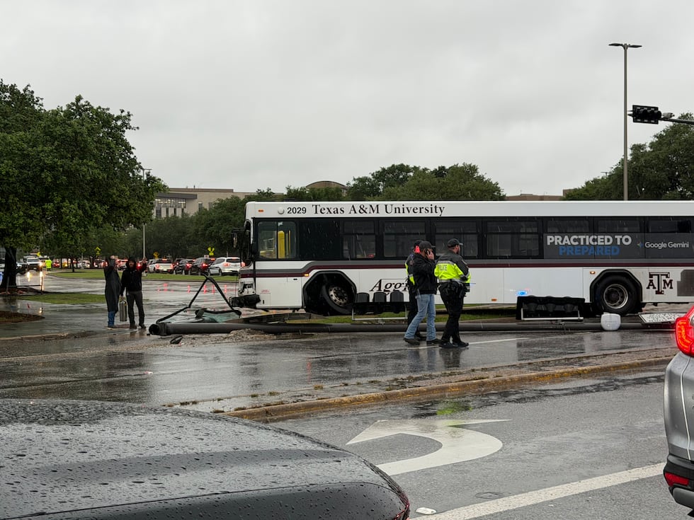 Un accidente involucrando a un autobús en el campus de la universidad de Texas A&M causa...