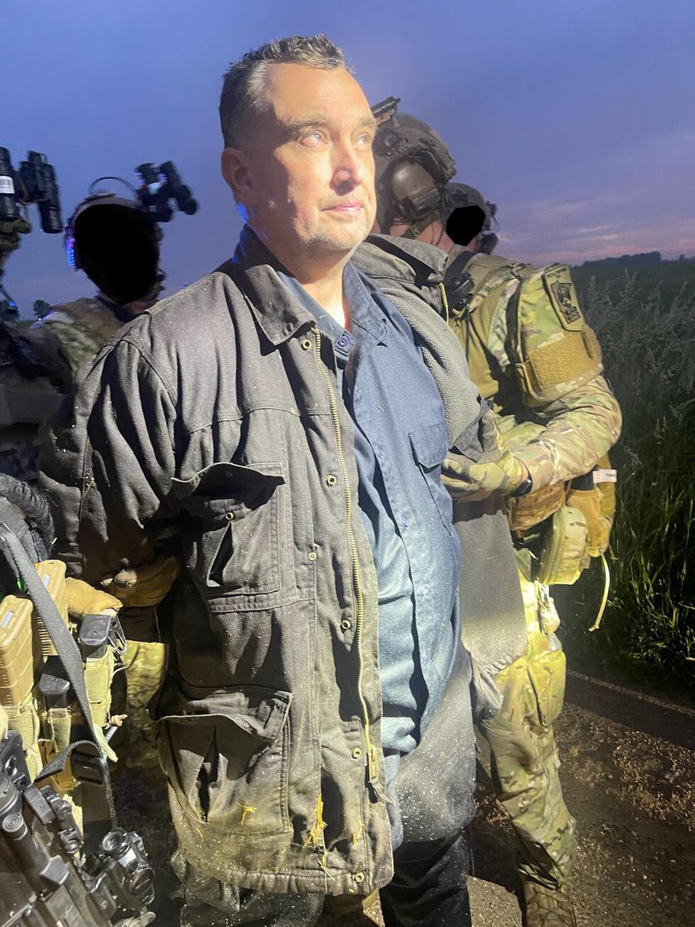 Vance Boelter, sospechoso de disparar a dos legisladores de Minnesota, en el momento de su...