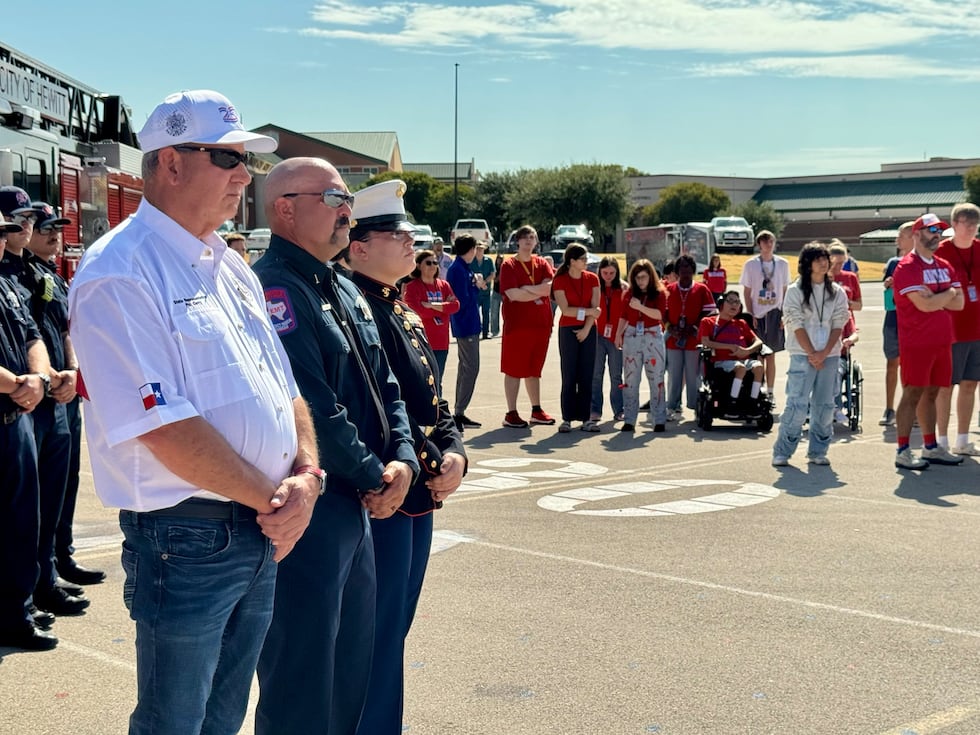 El MCJROTC de la preparatoria Midway conmemora el 25 aniversario del 11 de septiembre con...