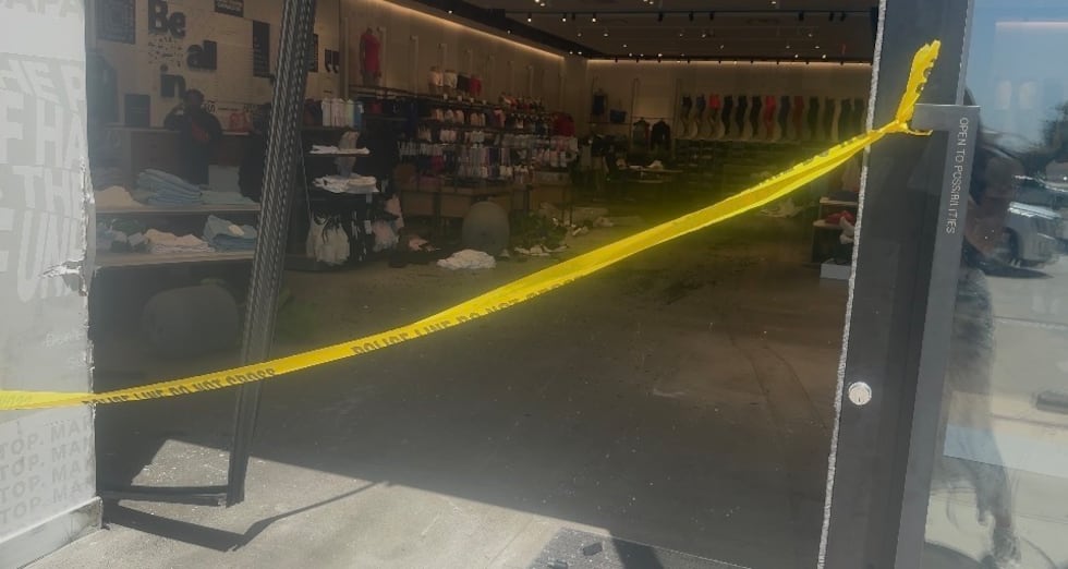 Una anciana se estrella contra la tienda Lululemon en Century Square.