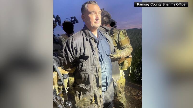 Vance Boelter, sospechoso de disparar a dos legisladores de Minnesota, en el momento de su...