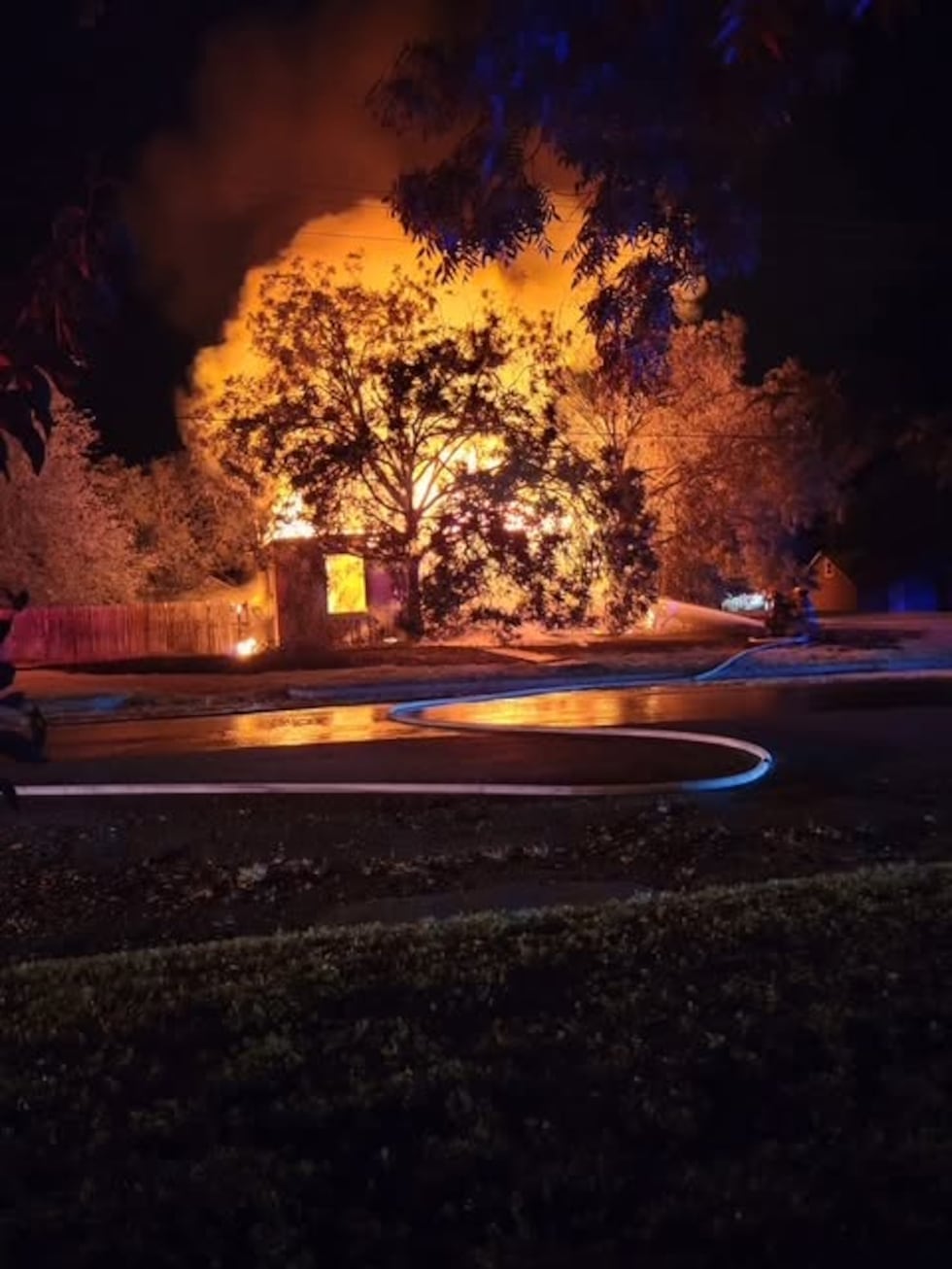 Una persona fallece tras un incendio durante la madrugada en Clifton.