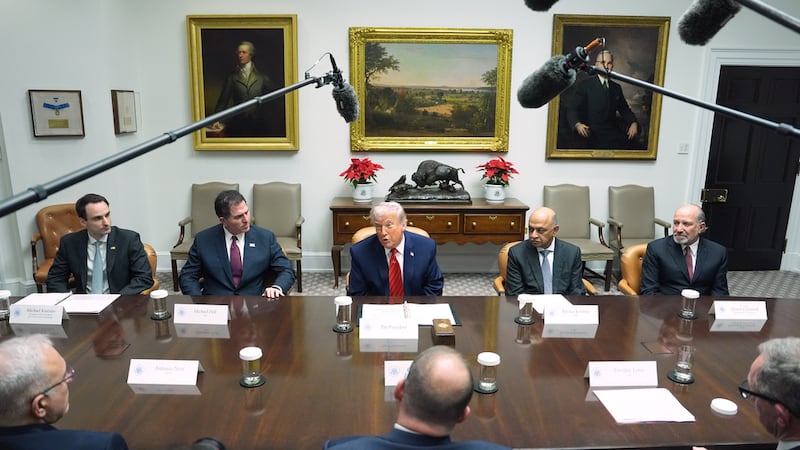 El presidente Donald Trump habla durante una mesa redonda con líderes empresariales en el...