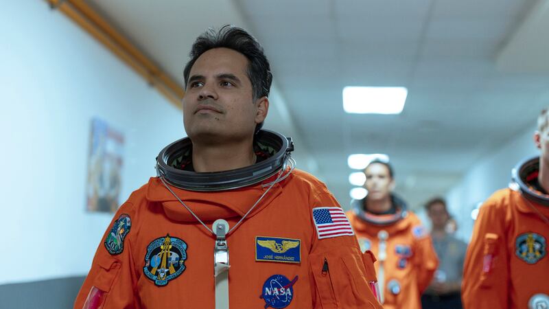 En esta imagen proporcionada por Prime Michael Peña en una escena de "A Million Miles Away."...