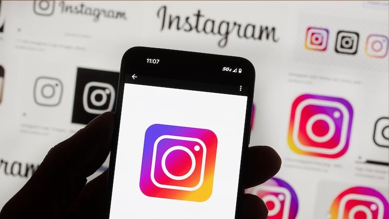 El logo de Instagram en un teléfono celular en Boston, el 14 de octubre del 2022. (AP...