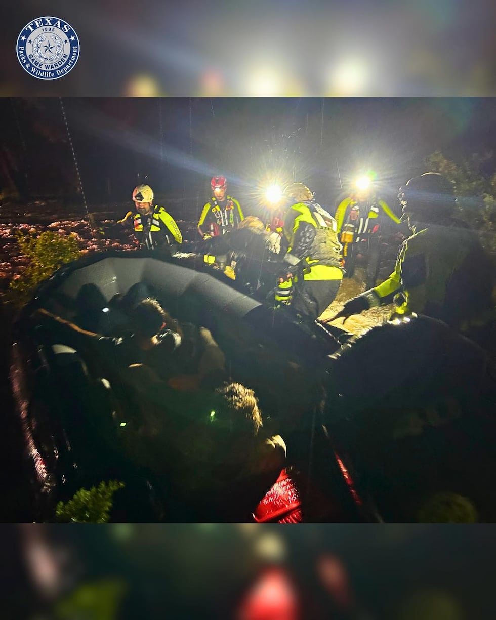 Los Guardas de Caza de Texas rescatan a tres personas de aguas de la crecida en el condado de...