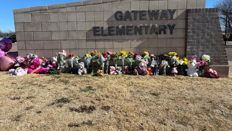 Muere niña en Texas al quedarse su abrigo atorado en la puerta del coche al bajarse en la...